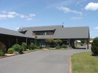 CEDARWOOD LAKESIDE MOTEL