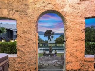 BLACK SWAN LAKESIDE BOUTIQUE HOTEL 