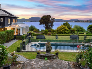 BLACK SWAN LAKESIDE BOUTIQUE HOTEL
