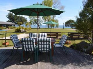 CEDARWOOD LAKESIDE MOTEL