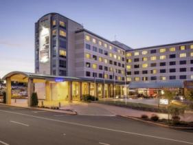 NOVOTEL LAKESIDE HOTEL 