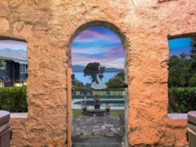 BLACK SWAN LAKESIDE BOUTIQUE HOTEL 
